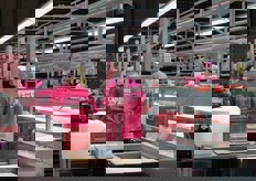 Il bollino apposto dalle operatrici identifica inoltre l'operatrice stessa. Serve per capire quante vaschette lavora in un'ora.