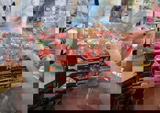 Le vaschette sono inserite in cassette di cartone a marchio.