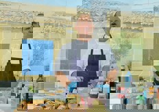 A confermare la bonta' del Pomodoro di Pachino Igp il suggello dello chef stellato Ciccio Sultano (Il Duomo) che, grazie alla sponsorizzazione di Electrolux e Unibrand di Cappello Marino, ha preparato il pranzo in riva al mare, interpretando in un creativo cooking show il pomodoro Igp nelle sue mille sfumature di gusto.