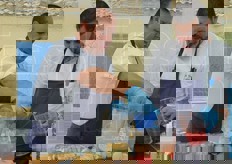 Alle prese con la prima prelibatezza.