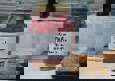 Pomodoro confit, prima essiccato con aglio in camicia e poi immerso nel miele.