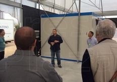 Eugenio Salamone spiega il lavoro dell'azienda sperimentale.