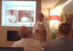 Ed ecco che la parola va allo chef Vincenzo Cammerucci, chiamato a interpretare i pomodori e altre specialita' della Gautier. Lo chef ha spiegato in che modo sono state cucinate e abbinate alcune delle varieta' Gautier, per esaltarne i sapori. Il risultato e' stato molto apprezzato da tutti gli intervenuti.