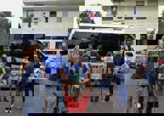 Le varieta' Fuji, Pink Lady®, Braeburn, Granny Smith, Red Delicious, Jazz® e Kanzi® costituiscono la parte restante. In foto: l'arrivo del gruppo in sede.