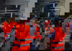 Una volta distribuiti cappellini e gilet, la visita puo' iniziare.