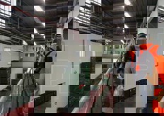 Le mele vengono portate nei magazzini della cooperativa direttamente dai produttori. Ogni partita viene pesata, numerata e portata in cella di conservazione.