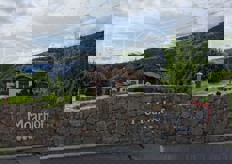 Posto a un altezza di circa 520 metri sopra il livello del mare, il maso Moarhof e' gestito dalla famiglia Pirchstaller. L'azienda, che produce solo mele, conta 11 ettari - cinque di proprieta' e sei in affitto.