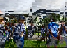 Il gruppo all'arrivo, accolto dai proprietari.