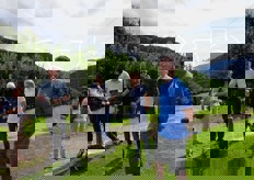 Nella foto, da sinistra: Dietmar Sinner (direttore Consorzio controllo qualita' Alto Adige), Sabine Oberhollenzer (PR manager del Consorzio VOG), Kathrin Pirchstaller (responsabile reparto qualita' VOG) e Jörg Pirchstaller (proprietario del maso e responsabile dello stesso insieme al padre e alla madre).