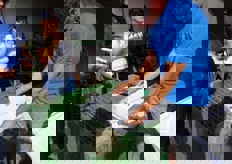 "Il sistema della produzione integrata prevede l'utilizzo primario di insetti utili per evitare i trattamenti chimici. Nel caso in cui questi pero' fossero necessari, vanno documentati. "L'atomizzatore che usiamo deve essere registrato - ha continuato Jörg - i fitofarmaci devono essere riposti in un magazzino ad hoc, controllato annualmente. Il tutto poi e' registrato nel quaderno di campagna"."