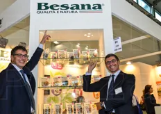L'amministratore delegato Riccardo Calcagni e il marketing & commercial manager Renato de Goyzueta mostrano la nuova grafica del logo aziendale Besana, leader nel business della frutta secca e a guscio.