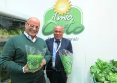 "Daniele Brunelli e il figlio Matteo mostrano ai lettori di FreshPlaza il bouquet di insalate "Cuor di fresco"."