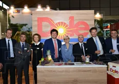 Sorridente foto di gruppo presso lo stand Dole. La terza da sinistra e' Cristina Bambini, responsabile marketing Dole Italia.