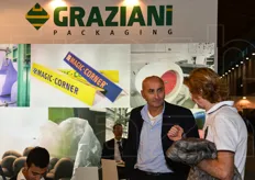 Roberto Graziani presso il suo stand aziendale.