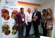 Edwige Remy (ultima sulla destra) della costitutrice varietale IPS-International Plant Selection insieme a un gruppo di produttori frutticoli ungheresi.