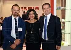 Matteo Camillini (responsabile commerciale) e Romina Kamel (export manager) insieme all'amministratore delegato di INFIA, Giuseppe Montaguti.