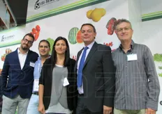 Marco Ruoso (secondo da destra), direttore commerciale Italia di ISI Sementi, e il suo team davanti allo stand aziendale.