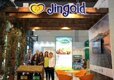 Foto di gruppo presso lo stand del Consorzio KiwiGold, detentore del marchio di kiwi a polpa gialla Jingold (varieta' Jin Tao).