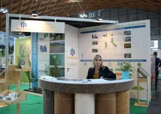 Manuela Impallari presso lo stand Novamont; in mostra le soluzioni biodegradabili in Mater-Bi.