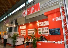 SACMI (Societa' Anonima Cooperativa Meccanici Imola) e' un'azienda metalmeccanica che produce macchine per ceramiche, bevande e confezioni, macchine per processi alimentari e plastiche.