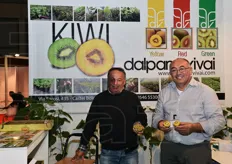 I fratelli Maurizio e Giampaolo Dal Pane presentano le novita' di kiwi a polpa rossa e a polpa gialla.