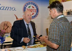 Giuseppe Torti invita alla degustazione di alcune delle tipologie di patate commercializzate dall'azienda.