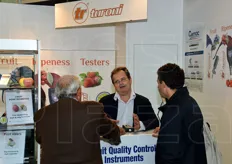 Enrico Turoni impegnato con alcuni clienti.