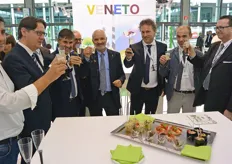 Un brindisi inaugurale allo stand del Veneto, insieme al viceministro all'agricoltura Andrea Olivero (terzo da sinistra).