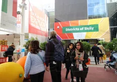"Dal 16 al 22 ottobre 2015, il Distretto Agrumi di Sicilia ha organizzato una settimana in Expo dal titolo: "People of Sicily"."