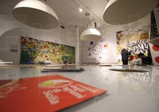 Una vista dello spazio interno al padiglione. Su una delle pareti, campeggia una delle due grandi tele dipinte dagli alunni delle scuola di Barcellona Pozzo di Gotto (ME) con la supervisione di un gruppo di artisti. Un progetto ideato dall'architetto Rosario Andrea Cristelli e realizzato con il patrocinio del Comune e del Ministero dei Beni e delle attività Culturali e del turismo (Mibac), e concepito come un omaggio alle biodiversita' della Sicilia e delle sue eccellenze agroalimentari.