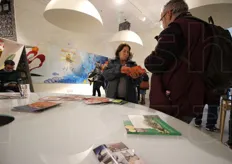 Materiali informativi a disposizione dei visitatori. Sullo sfondo, l'altra tela degli studenti d'arte di Barcellona Pozzo di Gotto (ME).