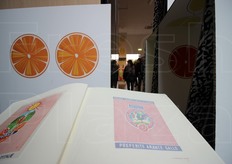 La ricchissima collezione di veline originali raccolta negli anni dal prof. Antonino Catara, docente emerito della facolta' di Agraria (Universita' di Catania). Si tratta di una selezione di storiche veline con cui si avvolgono tutt'ora arance e limoni siciliani di qualita' destinati ai grandi mercati, italiani ed esteri. Un prezioso documento dove marchi, linguaggio e grafica (spesso elementari e molto naif) testimoniano l'evoluzione del linguaggio della comunicazione lungo tutto il Novecento.