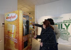 Presente anche il distributore automatico di spremute Oranfresh della ditta AAT.