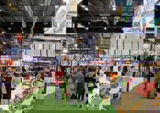 "Grande l'affluenza di pubblico, soprattutto durante la seconda giornata di fiera. Nella foto il "passeggio" tra gli stand prima che il "traffico" congestionasse."