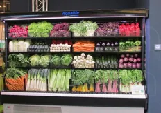 I banchi per l'esposizione di frutta e verdura o i display refrigerati a parete sono in acciaio inox e PVC.