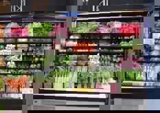 I banchi per l'esposizione di frutta e verdura o i display refrigerati a parete sono in acciaio inox e PVC.