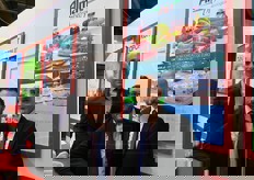 "Una rappresentanza "poliglotta" di Almaverde Bio. Da sinistra, Emanuele Barboni, responsabile di Canova Francia, Carlos Soto Lizon di Canova Productos Biologicos, e Andrea Raggi, commerciale estero di Canova Italia. Proprio durante la fiera spagnola, Canova srl, la società specializzata nel bio del Gruppo Apofruit, ha presentato i funghi Almaverde Bio. Champignon interi venduti in pratiche confezioni da 300 grammi che vanno ad aggiungersi agli altri prodotti della linea "I sottobosco" come i mirtilli e le castagne."