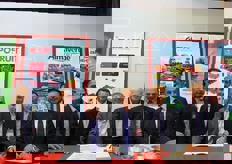 Allo stand Italy, per il gruppo Apofruit c'erano, da sinistra, Daniele Mazzoli (Ufficio commerciale estero), Alfonso D’Aquila (responsabile di Area per la Sicilia), Claudio Magnani(direttore operativo), Antonio Baglioni (Ufficio commerciale), Ilenio Bastoni (direttore generale) e Gianluca Casadio (responsabile marketing).