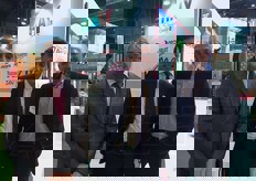 "Da sinistra, il presidente di Granfrutta Zani, Pier Luigi Drei, con il direttore generale Sandro Zani e Raffaele Bucella, referente commerciale Italia. "Prima vendevamo frutta - ha detto Zani - ora anche servizi"."