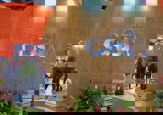 Lo stand della cooperativa Casi, specializzata nella coltivazione di pomodori, prodotto che rappresenta il 99% della sua offerta.