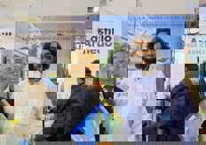 Fernando de la Purificacion Bordas dell'Azienda Castillo Arnedo insieme a Massimo Bizzarri, responsabile export dell'azienda Plastic spa. Al centro dell'incontro il telo di copertura Oroplus.