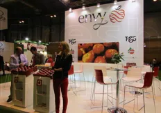 Lo stand Enza-Envy. Brand commerciale della cultivar Scilate, e' una nuova varieta' di mela proveniente dalla Nuova Zelanda.