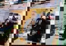 Davide Grossi insieme a Claudia nello stand della Delfanti Trade di Monticelli d'Ongina, Piacenza, specializzata in aglio, cipolla e scalogno.