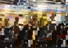 Nello spazio Ice (Istituto per il commercio estero) di Fruitimprese, foto ricordo per il direttore Carlo Bianchi, il vicepresidente Giacomo Suglia, e Pietro Mauro.