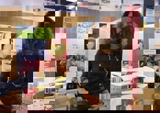 Nello stand di Fruitimprese Veneto, il sorriso di Cristiana Furani di Geofur.