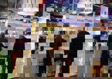 Lo stand del gruppo Nava, dinamica realta' specializzata nella selezione e distribuzione di prodotti freschi italiani di alta qualita' sui mercati internazionali e nel supporto strategico ad aziende di settore. Il core business e' rappresentato dall'uva da tavola prodotta nel distretto di Rutigliano (Bari). Avvalendosi di solide partnership con le migliori aziende agricole italiane, distribuisce altri prodotti freschi di elevata qualita': pesche, nettarine, kiwi, albicocche, agrumi, ciliegie e ortaggi.