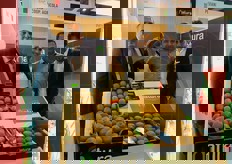 "Il team OP Natura. Da sinistra a destra: Enzo Filardo (presidente), Simona Riotto (responsabile programmi operativi e progettazione), Domenico Oriolo (vicepresidente e agronomo) e Giuseppe Sorace (responsabile commerciale). "Di recente e' iniziata la raccolta del kiwi; sara' una campagna lunga e di qualita'. Con gli agrumi inizieremo a meta' novembre. Fruit Attraction rappresenta il ponte perfetto per i nuovi mercati ai quali puntiamo, ovvero Sud America, Argentina, Brasile, Colombia, Egitto e Libia"."