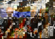 Al centro, Nello Alba mostra le confezioni di melagrane. Frutti che stanno riscuotendo grande successo sul mercato nazionale.