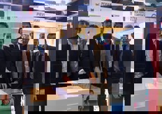 Giuseppe (Pino) Peviani con il team dell'omonimo gruppo in fiera. Leader nel settore dell'import-export, l'azienda Peviani ha sede a Milano e stabilimenti in Lombardia, Veneto, Puglia e Sicilia e commercializza un'ampia gamma della produzione ortofrutticola italiana e internazionale.