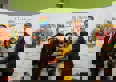 "Team IPS-International Plant Selection. Da sinistra: Alexandre Darnaud, Gloria Guerra Perez, Edwige Remy e Julien Darnaud. Le "maxi ciliegie" stanno a indicare una delle novita' varietali presentate in fiera. Nello specifico del ciliegio: SPC 342, Suite Note, Sofia e Staletta."